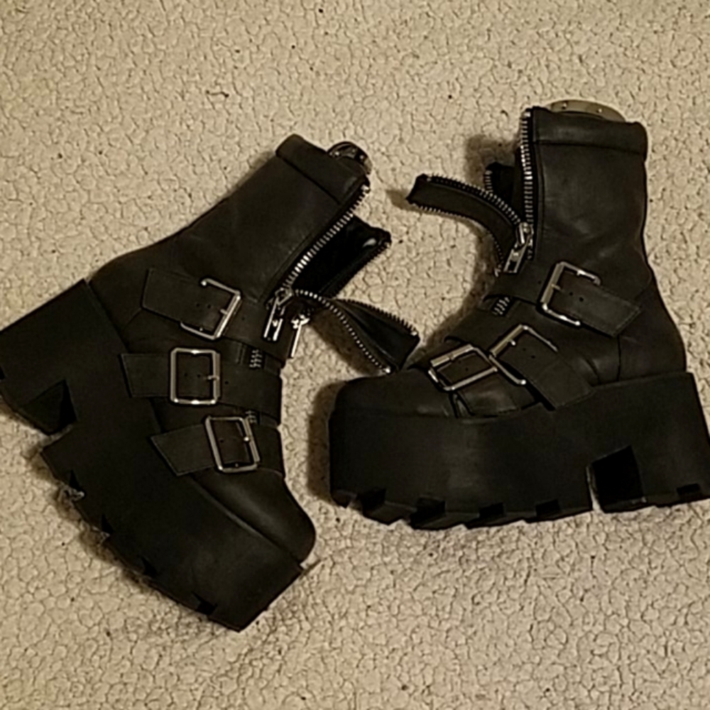 Current Mood size 6 black and super chunky